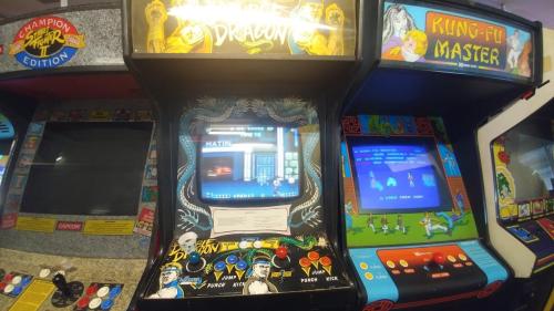 Classic arcade cabinets - Double Dragon arcade game